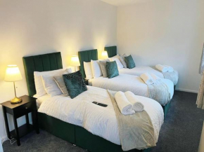 Colchester - 2 Bedroom - Sleeps 6 Guests - Long Term Stays - Business - Contractors - Families